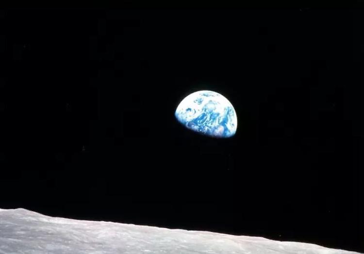 Morto l'astronauta Usa che scattò la foto della 'terra che sorge' 