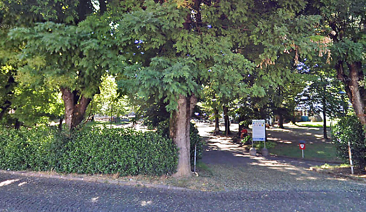 Lite ai giardini per i ‘bisognini’ del cane, spunta un coltello