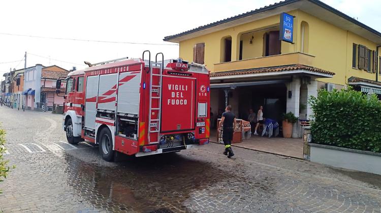 Incendio al bar Paola di via De Gasperi, vigili del fuoco mobilitati