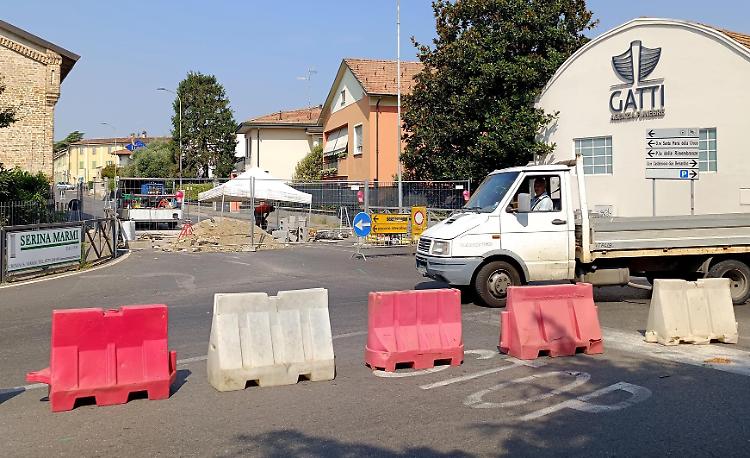 Lavori in via IV Novembre, quattro giorni di scabi