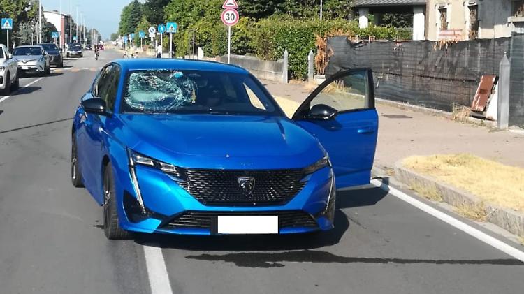 Incidente in via Milano, 15enne in bicicletta investito da un'auto