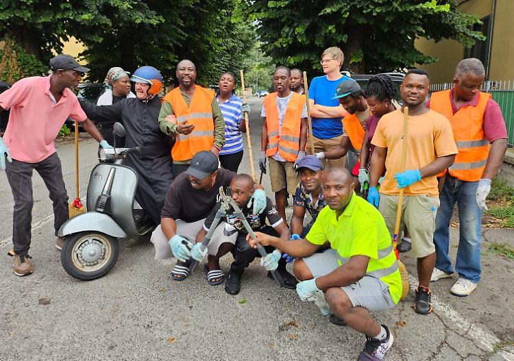 Via Corsica ripulita: coro di grazie alla comunit&agrave; ghanese