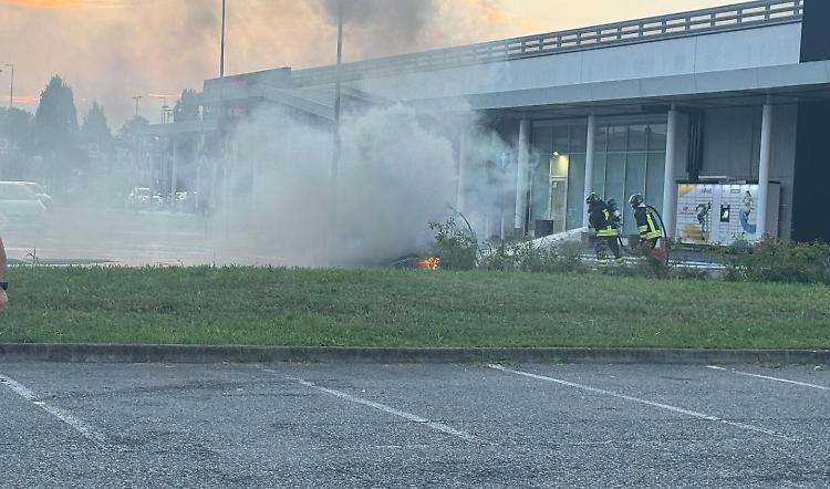 Auto distrutta dalle fiamme nel piazzale del CremonaPo