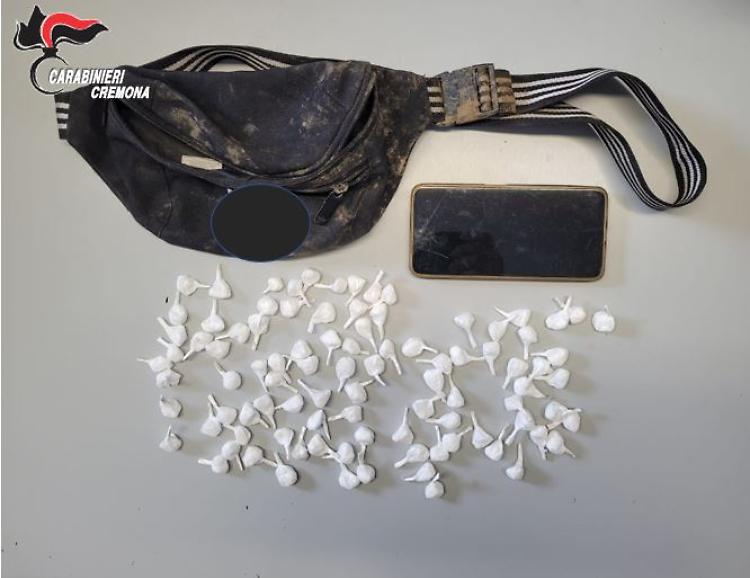 Non si ferma all'alt, scappa con 94 dosi di cocaina, ma i carabinieri lo catturano