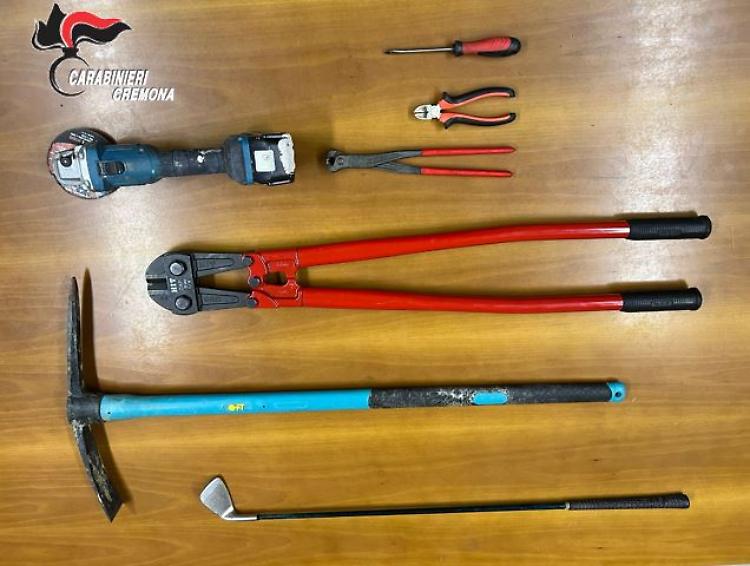 Arnesi da scasso nell'auto, denunciati tre presunti ladri