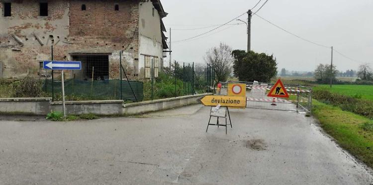 Cede la fognatura, via chiusa al traffico
