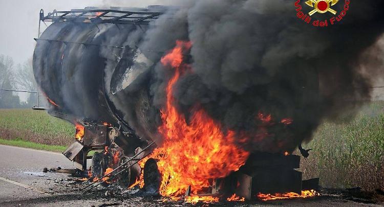 Camion cisterna in fiamme lungo via Giuseppina, vigili del fuoco in azione