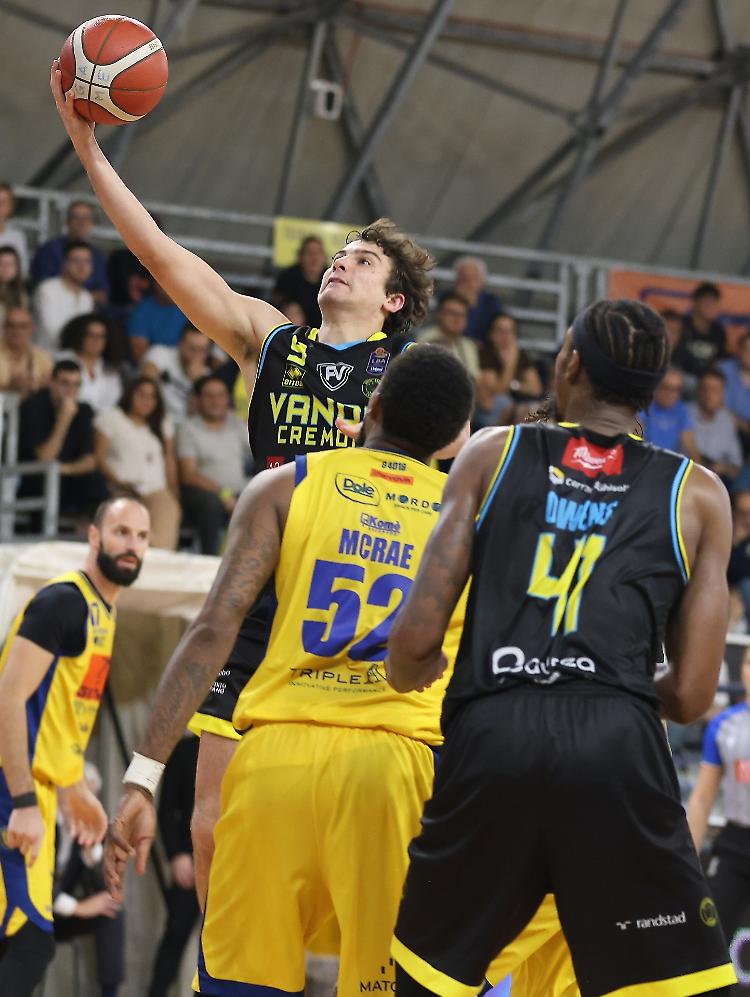 Scafati batte la Vanoli: decisivo Stewart con 35 punti