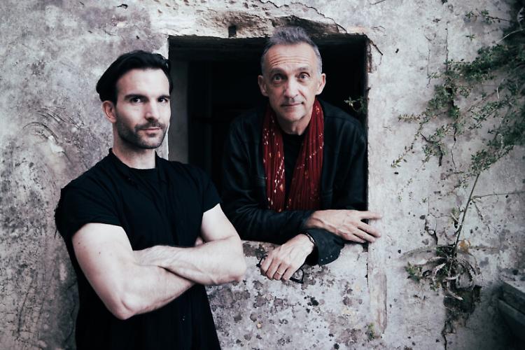 Justin Adams e Mauro Durante sul palco dello Spoon