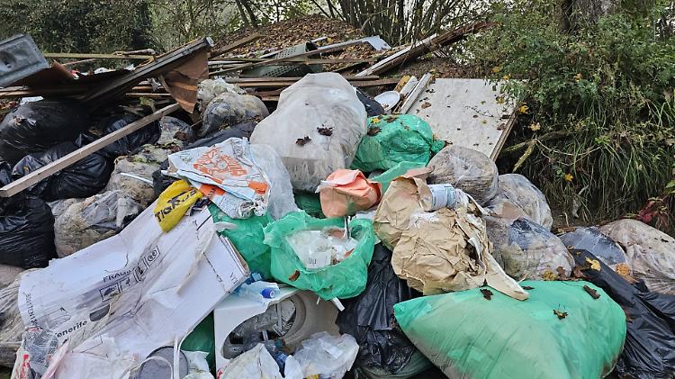 Scarica tonnellate di rifiuti edili in campagna, imprenditore nei guai