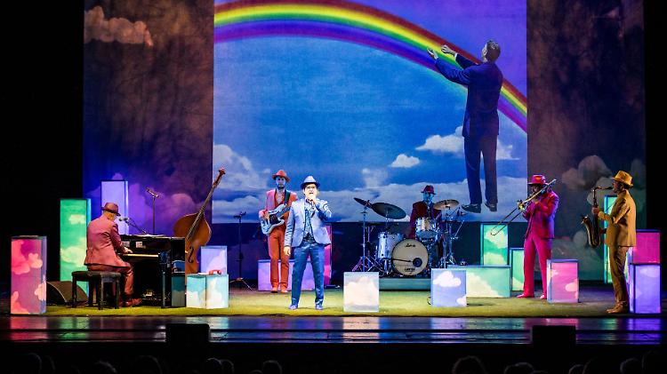 Elio al Ponchielli, show bello e senz'anima