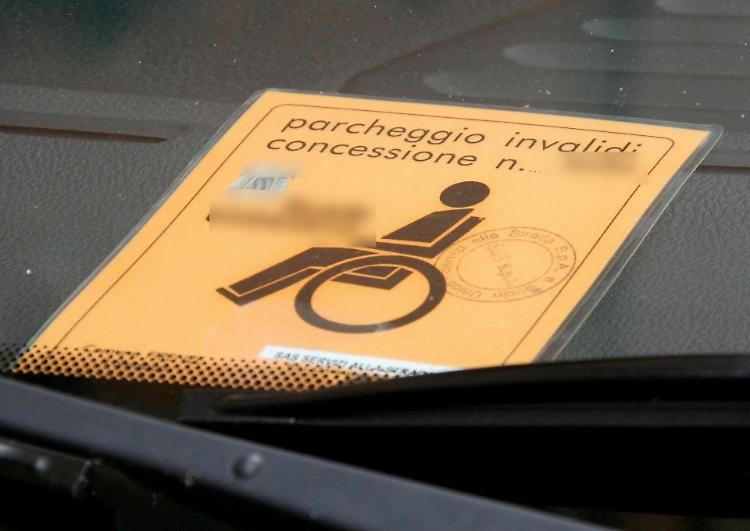 Scoperto 'furbetto' dei pass disabili: usava una fotocopia