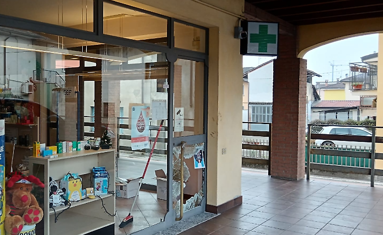 Farmacie del paese nel mirino dei ladri, tombino di ghisa per sfondare  la vetrata