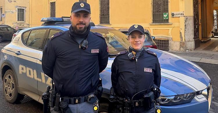 Arresto cardiaco in pieno centro, la Polizia salva la vita a un 50enne
