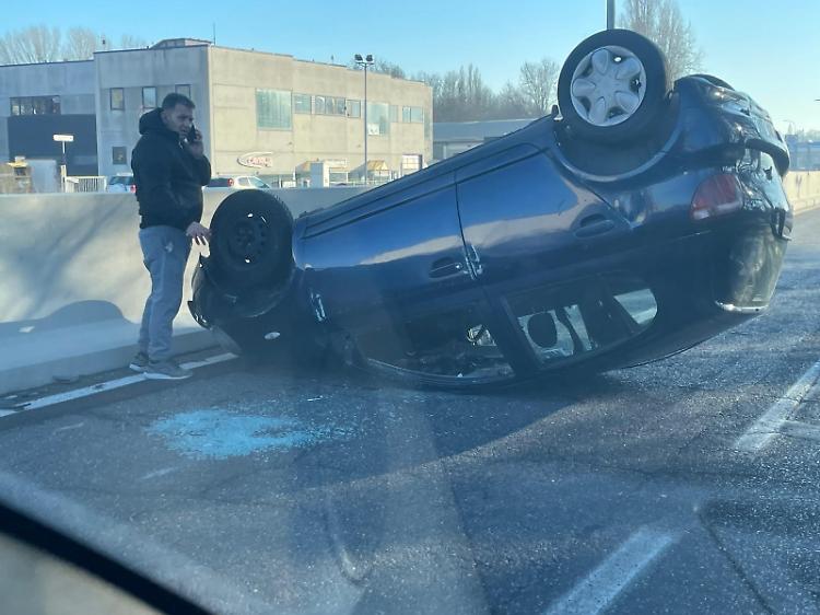Auto ribaltata in tangenziale