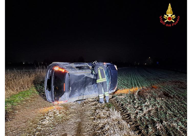 Auto si ribalta e finisce fuori strada: donna ferita