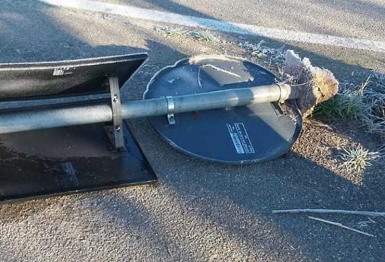 Altri vandalismi: distrutti segnali stradali, colonnine dell’Enel e cestini dell’immondizia