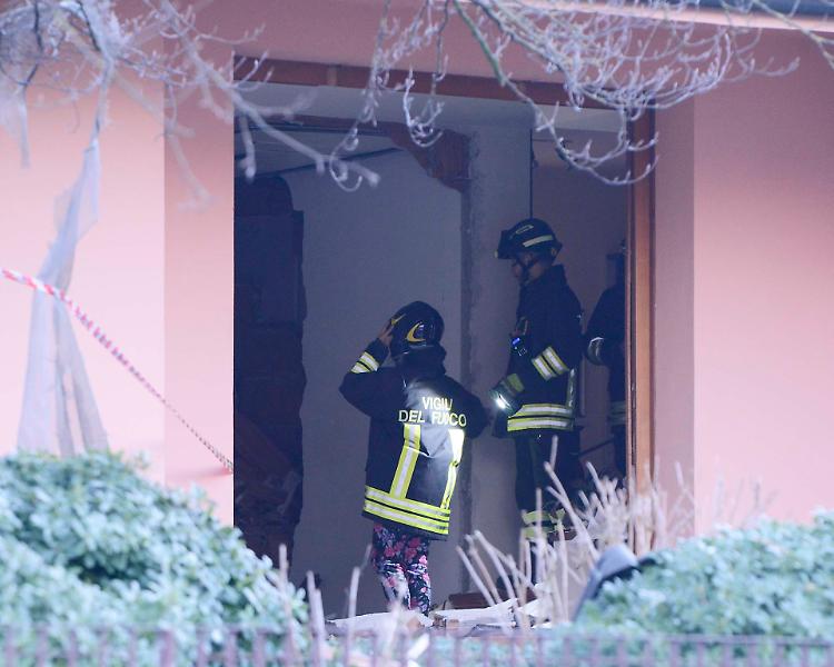 Esplosione in una villa a Costa Sant'Abramo, due feriti