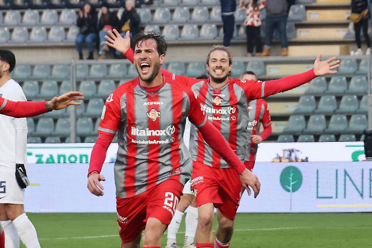 Assedio della Cremonese e il Cosenza (in dieci) cola a picco: lo Zini festeggia la vittoria 3-1