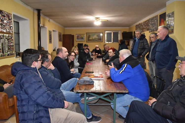 Trasloco dei banchi in oratorio, i volontari in aiuto dei piccoli