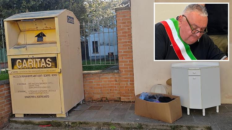 Cassone della Caritas nel mirino degli incivili: «È ora di fermarli»