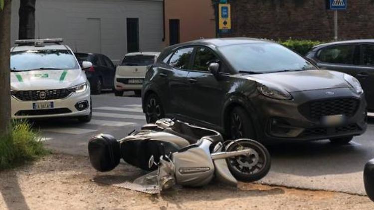 Scontro tra un'auto e uno scooter in via Ghinaglia, due coinvolti