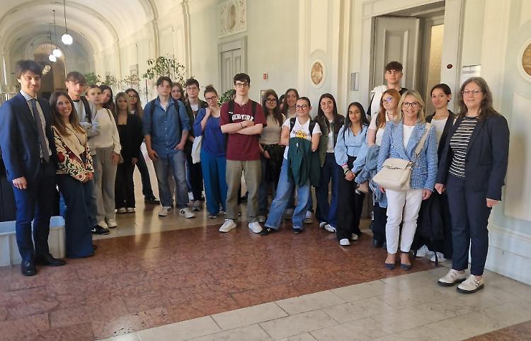 Ruba lo smartphone alla ginecologa: 2 anni