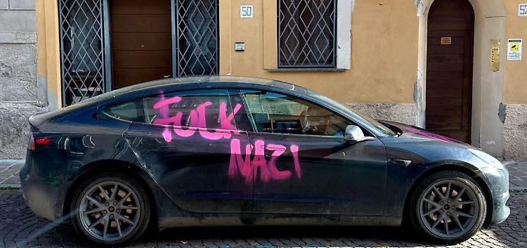 Anarchici imbrattano la Tesla di Bertusi