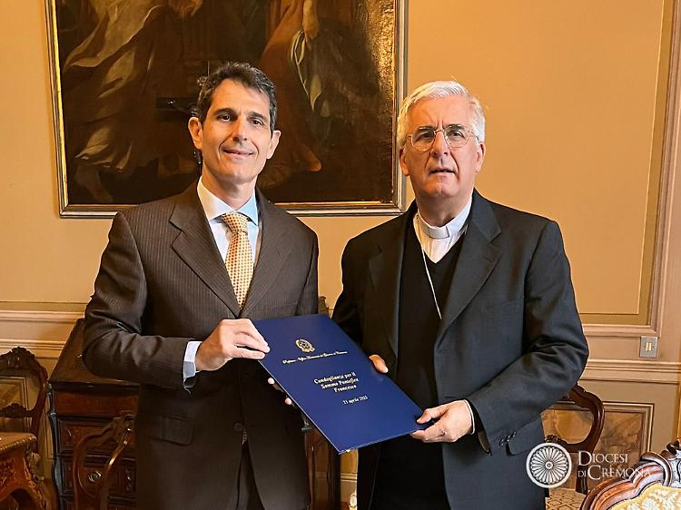 Consegnato al vescovo Napolioni il registro delle condoglianze per papa Francesco