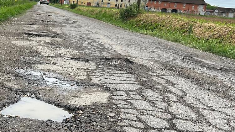 Le buche come voragini: «Che strada è?»