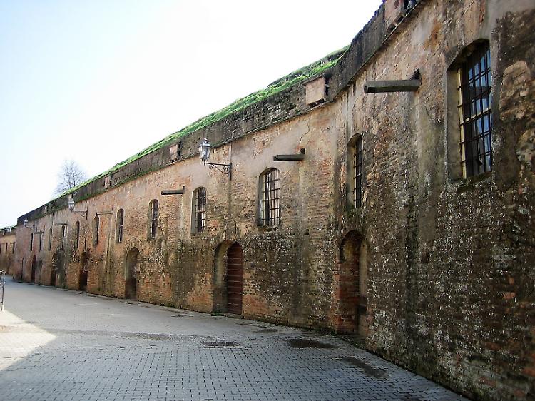 Visita ai tesori della città murata con aperitivo-cena 