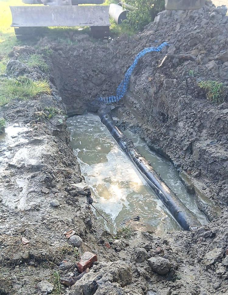 Tubatura rotta nella notte: paese senza acqua