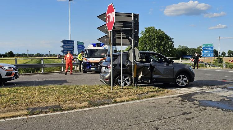 Scontro all'incrocio tra la provinciale 33 e la Postumia, sei coinvolti