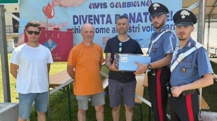 Ruba un proiettore all'Avis e lo mette in vendita online, 19enne denunciato
