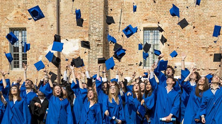 Più Neet, pochi laureati. Ma l’occupazione tiene