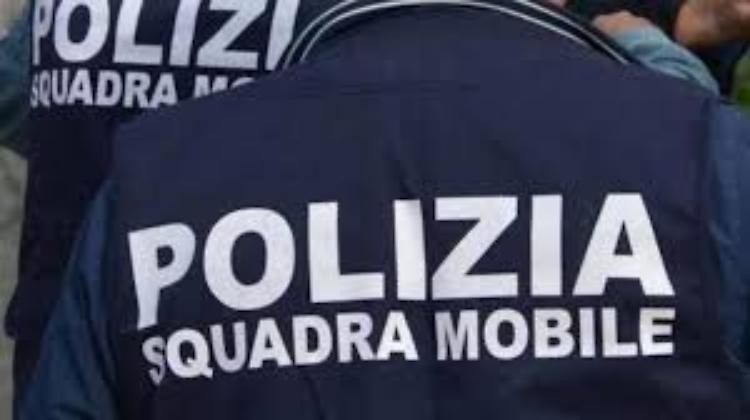 Bonifici falsi e raggiri per 25mila euro: 48enne indagata con il padre