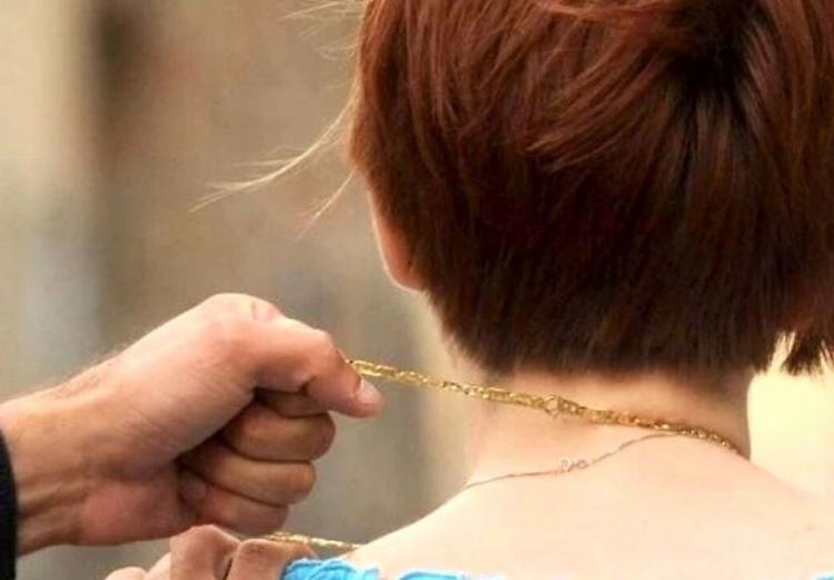  «Che bel cagnolino...», poi le strappa la collana