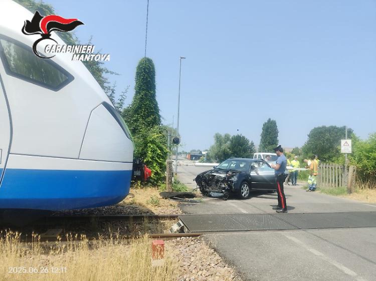 Auto bloccata al passaggio a livello: treno la travolge, conducente illesa