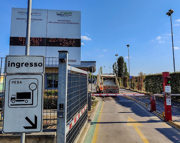 La sbarra è ko, FdI: «Rifiuto selvaggio»