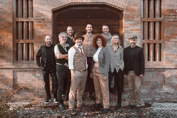 M&eacute;, P&eacute;k e Barba in concerto sotto le stelle: musica popolare e impegno sociale