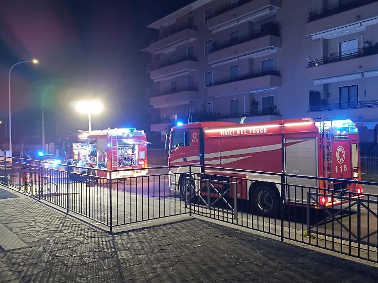 Fumo nella pizzeria Samarani a Ombriano, intervengono i vigili del fuoco