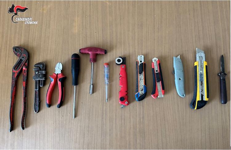Denunciato un 36enne a per possesso di arnesi da scasso e coltelli