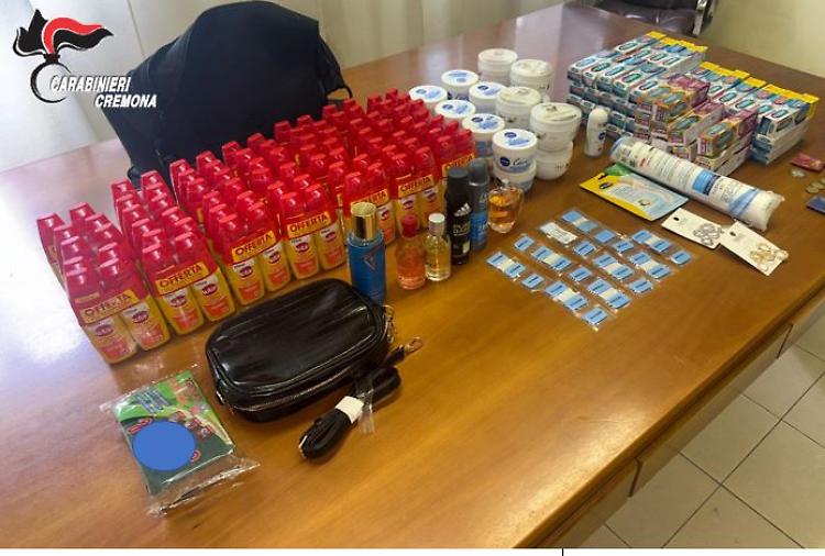 Furto da 1.350 euro in un supermercato: due arresti e tre denunce