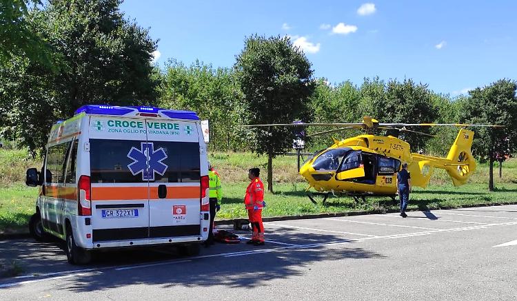 Anziano in bicicletta investito da un'auto, è grave