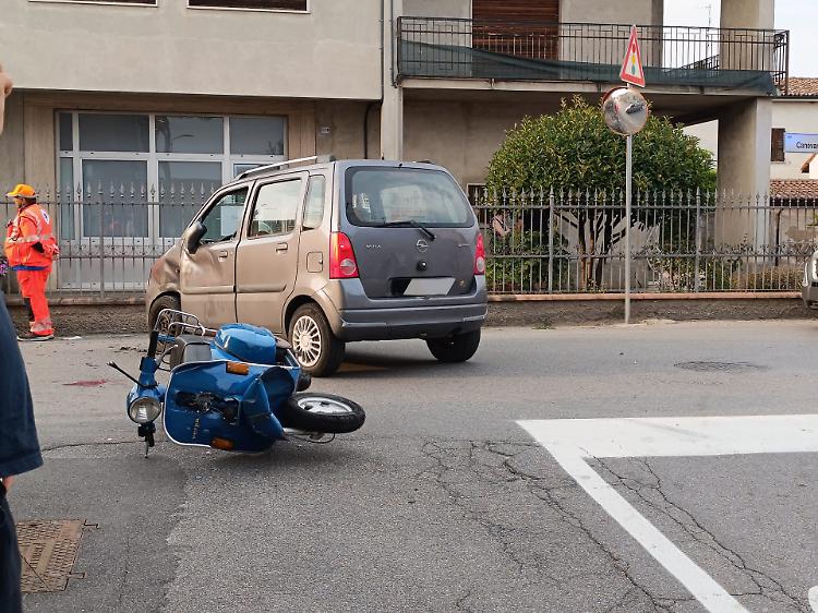 Scontro tra auto e Vespa, 40enne ferito