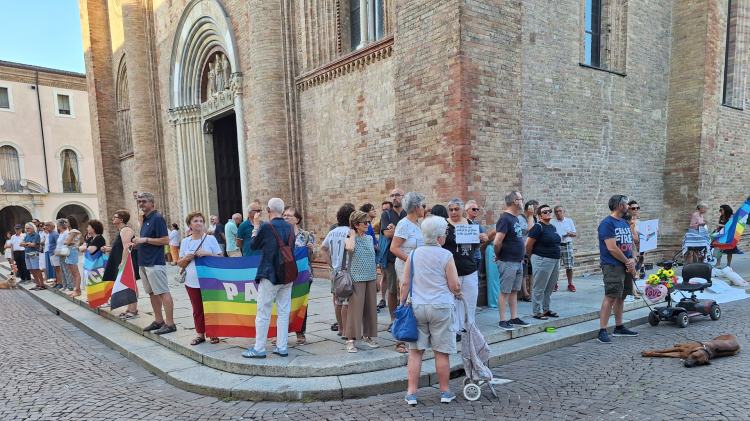 In piazza Duomo la poesia per far tacere le armi