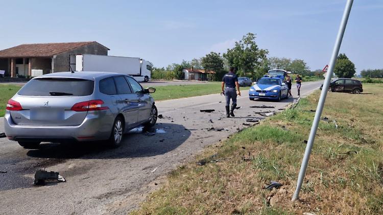 Scontro tra due auto, quattro coinvolti tra cui due bambine