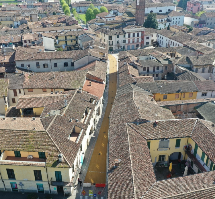  Via Caimi cambia colore, dal giallo al rosso