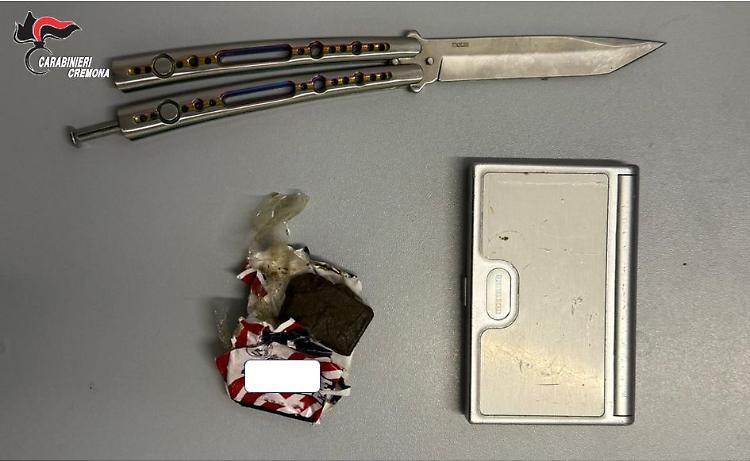 Trovati con hashish e un coltello, due giovani nei guai