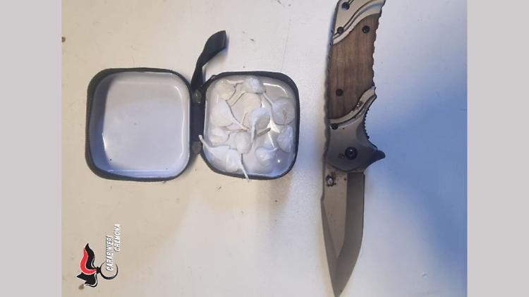 In stazione con droga e coltello, 20enne nei guai